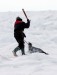 ...Lovec s hakapikem zabíjející tulení mládě